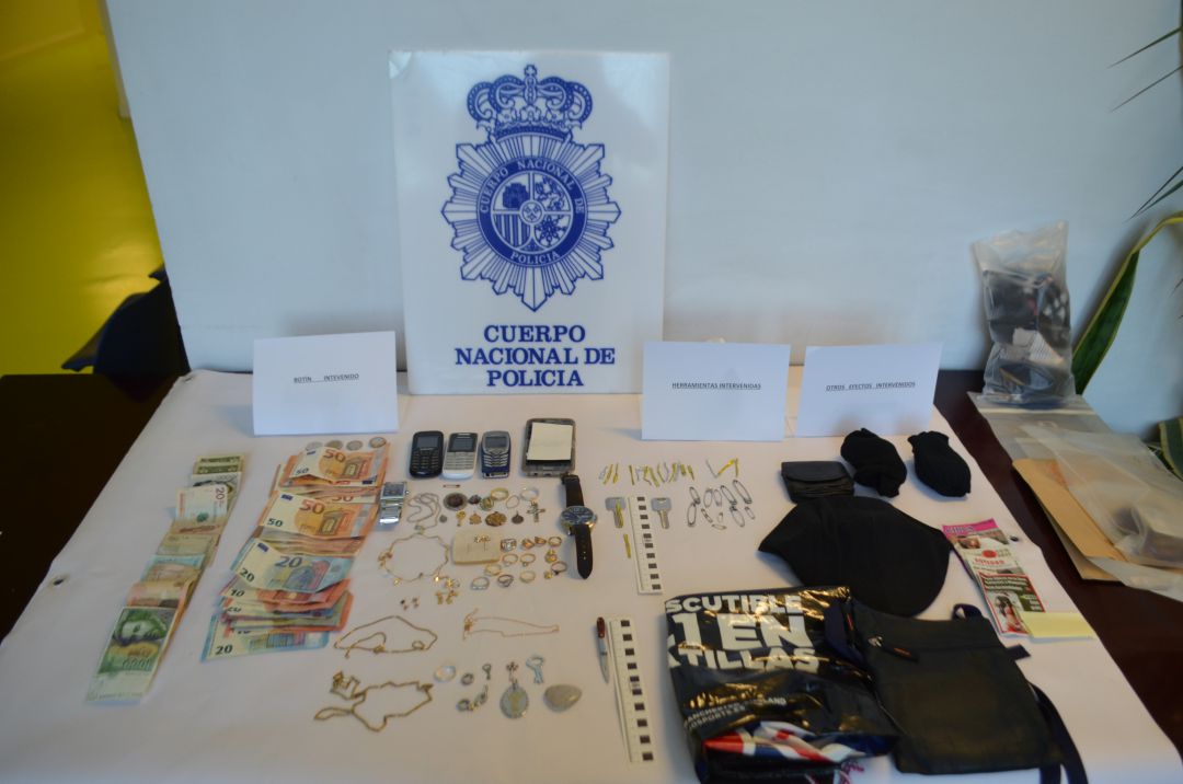 Sorprendidos robando joyas en el interior de una vivienda Sorprendidos robando joyas en el interior de una vivienda