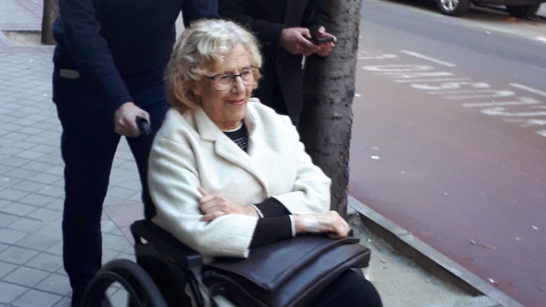 Manuela Carmena recibe el alta tras pasar la Nochevieja ingresada por infección de tobillo