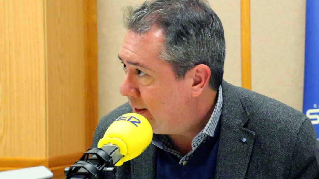 Juan Espadas, ante el micrófono del programa Hoy por Hoy Sevilla Juan Espadas, ante el micrófono del programa Hoy por Hoy Sevilla
