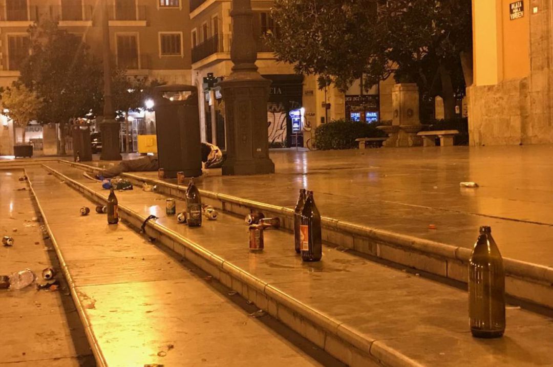 Restos de un botellón en la Plaza de la Virgen de Valencia Restos de un botellón en la Plaza de la Virgen de Valencia