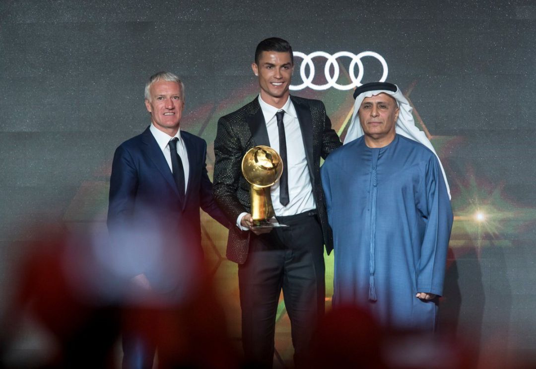 Cristiano Ronaldo recibe el premio Cristiano Ronaldo recibe el premio