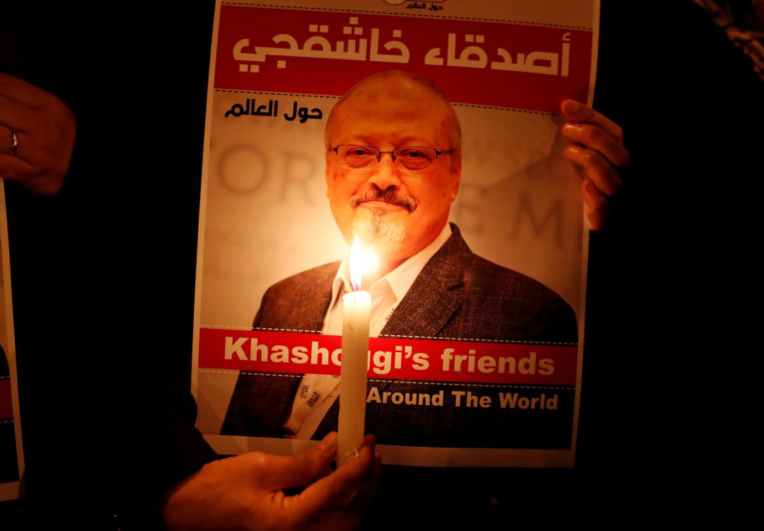 Un manifestante sostiene una foto del periodista Jamal Khashoggi, asesinado en el consulado Saudí en Estambul Un manifestante sostiene una foto del periodista Jamal Khashoggi, asesinado en el consulado Saudí en Estambul