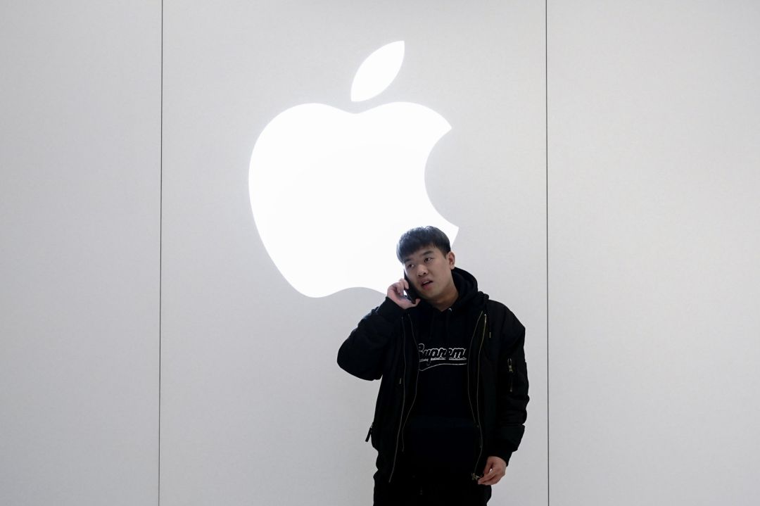 Un joven de origen chino habla desde un iPhone Un joven de origen chino habla desde un iPhone