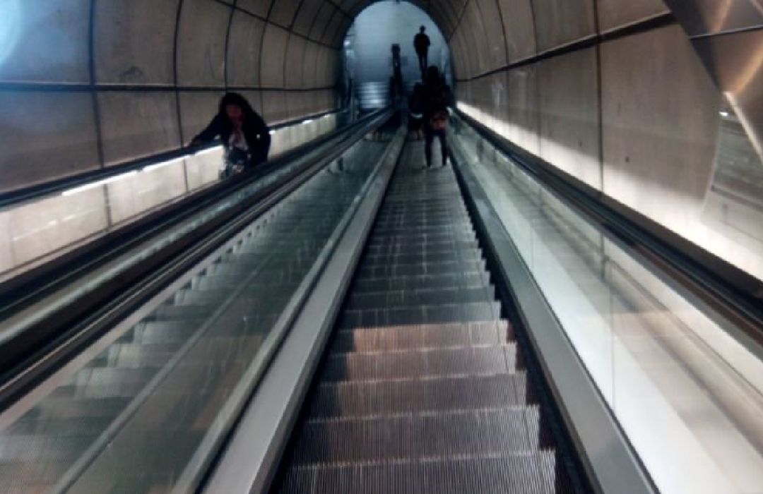 Tres operarios atendidos en un incendio en la escalera del metro de Indautxu Tres operarios atendidos en un incendio en la escalera del metro de Indautxu