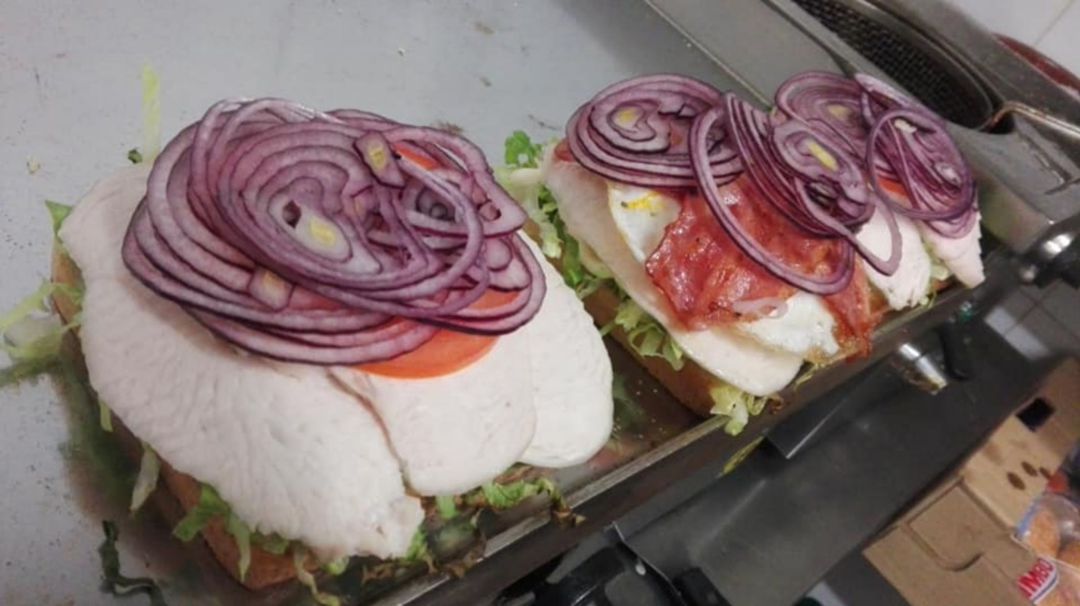 Sandwiches en la plancha listos para ser servidos Sandwiches en la plancha listos para ser servidos