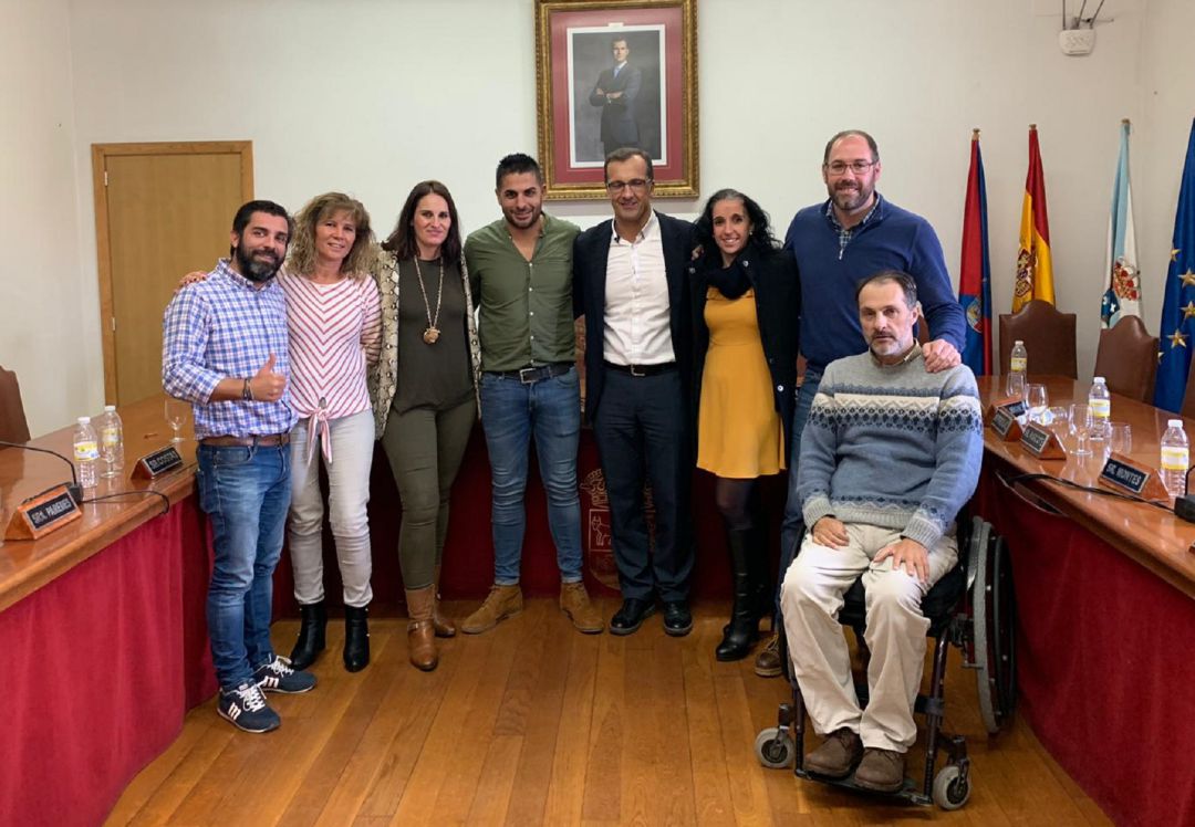 Ángel Rodal, alcalde de Baiona (cuarto por la derecha), junto a su equipo de gobierno en el salón de plenos. Ángel Rodal, alcalde de Baiona (cuarto por la derecha), junto a su equipo de gobierno en el salón de plenos.