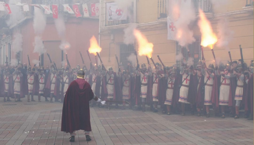 Descargas de pólvora en las fiestas de Moros y Crisitianos de Valverde de Júcar (Cuenca) declaradas de Interés Turístico Regional. Descargas de pólvora en las fiestas de Moros y Crisitianos de Valverde de Júcar (Cuenca) declaradas de Interés Turístico Regional.