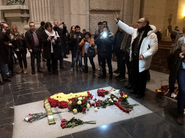 Centenares de personas han acudido hoy a la Basílica del Valle de los Caídos para asistir a la misa oficiada por el abad de los monjes benedictinos Santiago Cantera en memoria de José Antonio Primo de Rivera y del dictador Francisco Franco Centenares de personas han acudido hoy a la Basílica del Valle de los Caídos para asistir a la misa oficiada por el abad de los monjes benedictinos Santiago Cantera en memoria de José Antonio Primo de Rivera y del dictador Francisco Franco
