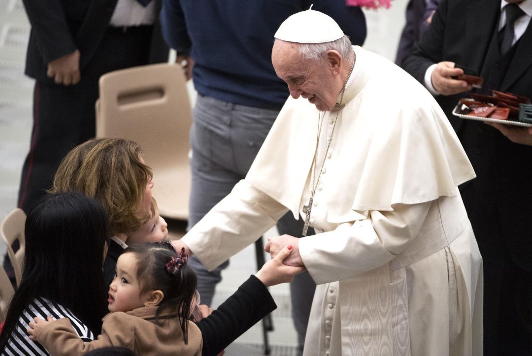 El papa Francisco saluda a los fieles durante la audiencia general de los miércoles en el Vaticano El papa Francisco saluda a los fieles durante la audiencia general de los miércoles en el Vaticano