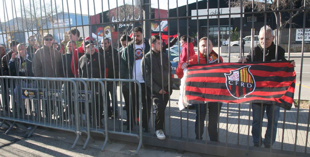 Aficionados del Reus, en el exterior del estadio durante la comparecencia del máximo accionista del club, Joan Oliver Aficionados del Reus, en el exterior del estadio durante la comparecencia del máximo accionista del club, Joan Oliver
