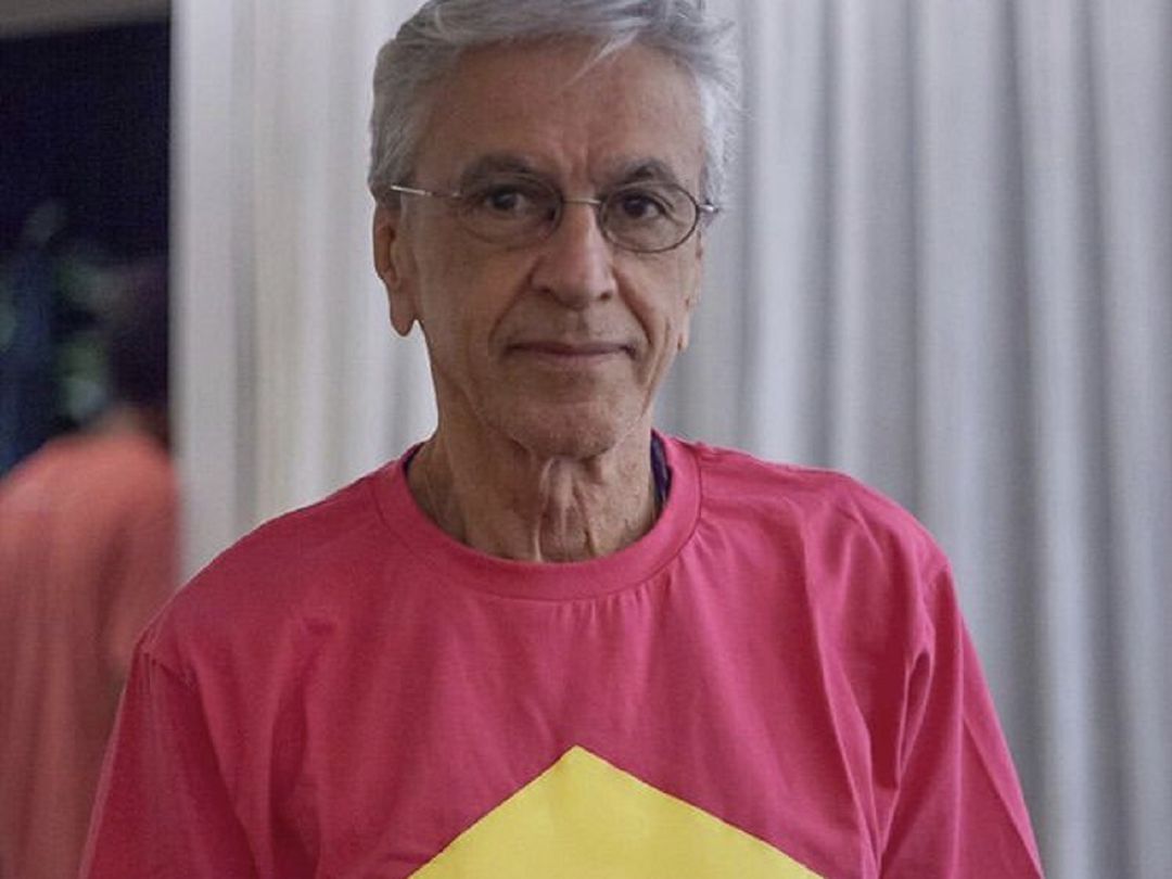 Caetano Veloso, vestido de rosa en señal de protesta Caetano Veloso, vestido de rosa en señal de protesta
