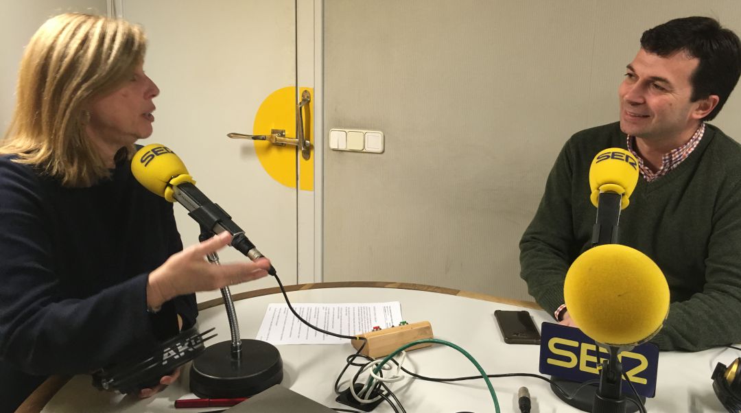 El secretario general del PSdeG, Gonzalo Caballero, con Aida Pena antes de la entrevista. El secretario general del PSdeG, Gonzalo Caballero, con Aida Pena antes de la entrevista.