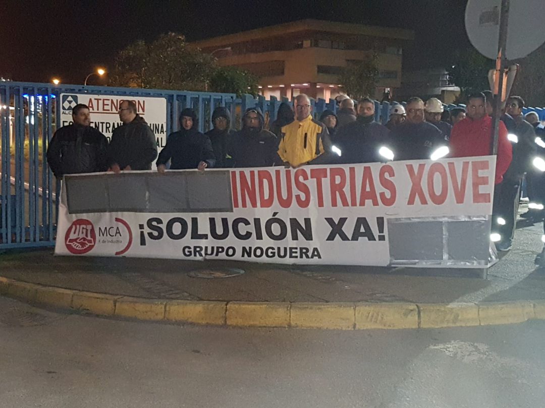 La plantilla de Industrias Xove concentrada este viernes ante las puertas de Alcoa en Cervo pidiendo su subrogación. La plantilla de Industrias Xove concentrada este viernes ante las puertas de Alcoa en Cervo pidiendo su subrogación.