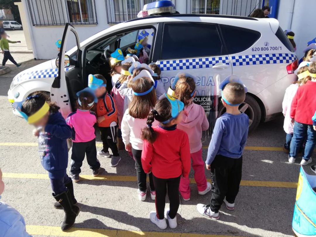 Actividad de las que organiza habitualmente la Inspección de la Policía Local donde se muestra a los niños el trabajo que desarrolla el cuerpo de seguridad dependiente del ayuntamiento. Se les explica como trabajan y de que manera la policía está al servicio de todos los ciudadanos. Actividad de las que organiza habitualmente la Inspección de la Policía Local donde se muestra a los niños el trabajo que desarrolla el cuerpo de seguridad dependiente del ayuntamiento. Se les explica como trabajan y de que manera la policía está al servicio de todos los ciudadanos.