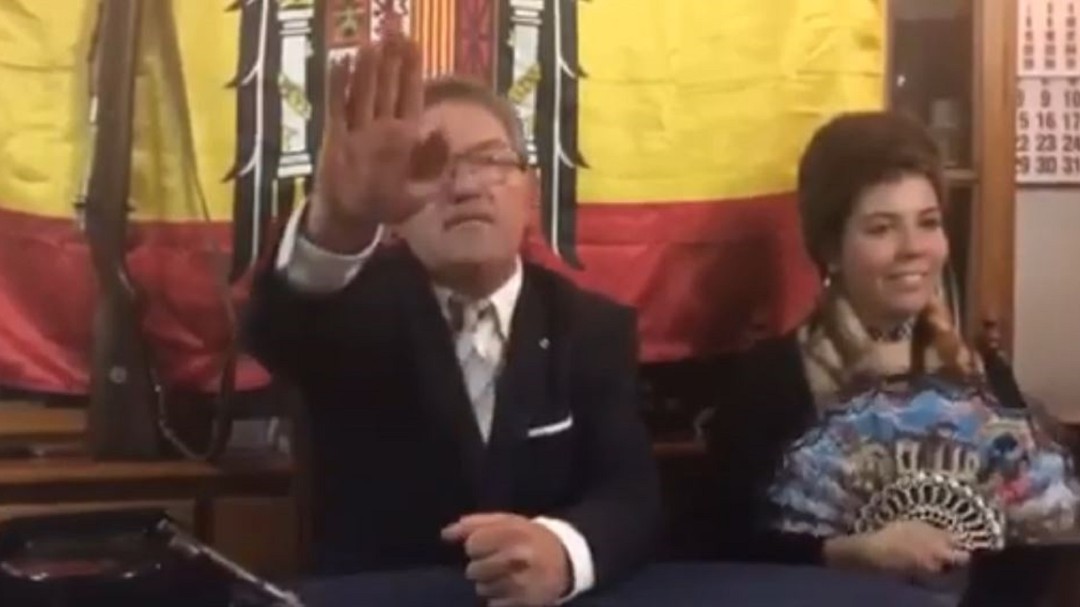 Un alcalde del PP imita a Franco para celebrar el día de los inocentes