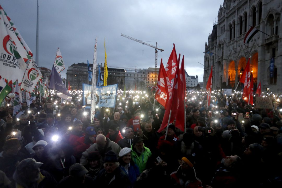 Ciudadanos húngaros se manifiestan en contra de Viktor Orban Ciudadanos húngaros se manifiestan en contra de Viktor Orban