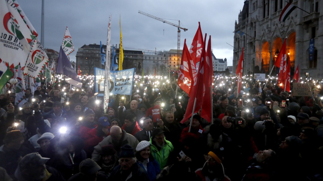 Miles de personas protestan en Budapest contra una ley que impone cientos de 'horas extra' a los trabajadores