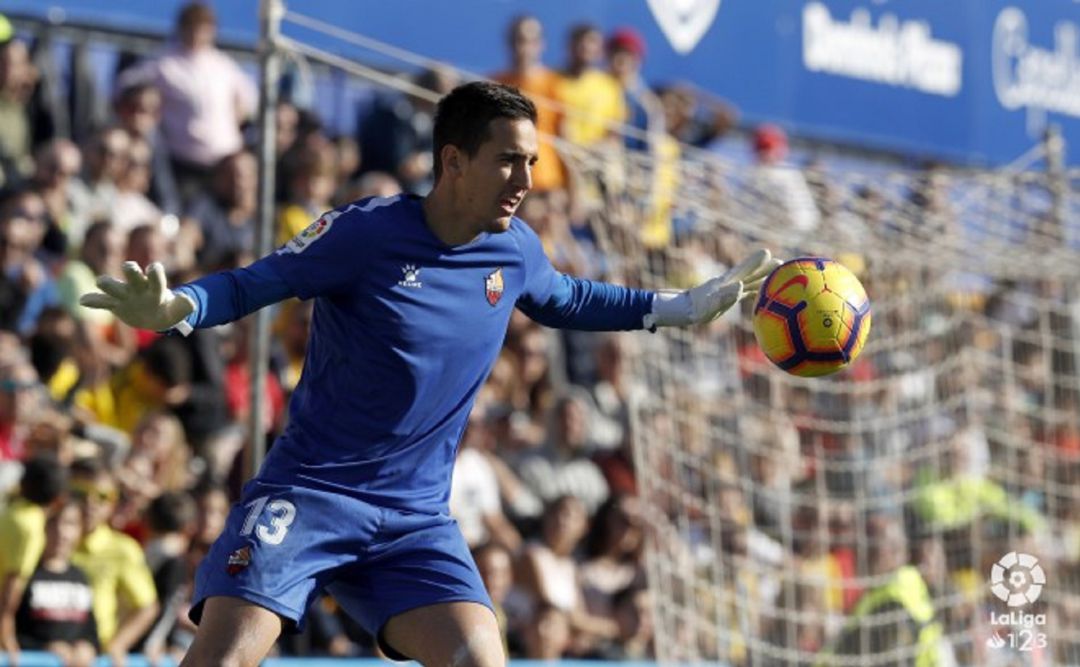 Edgar Badía detiene un balón en un partido con el Reus Edgar Badía detiene un balón en un partido con el Reus