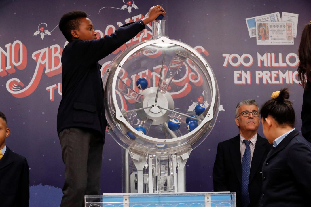 Uno de los niños de San Ildefonso intruduce las bolas en el bombo ya preparados para el sorteo de la lotería de El Niño, que reparte 700 millones de euros, la misma cantidad que el año pasado, en el primer sorteo del año que pone fin a la Navidad y supone una segunda oportunidad para los que no fueron agraciados con el Gordo. Uno de los niños de San Ildefonso intruduce las bolas en el bombo ya preparados para el sorteo de la lotería de El Niño, que reparte 700 millones de euros, la misma cantidad que el año pasado, en el primer sorteo del año que pone fin a la Navidad y supone una segunda oportunidad para los que no fueron agraciados con el Gordo.