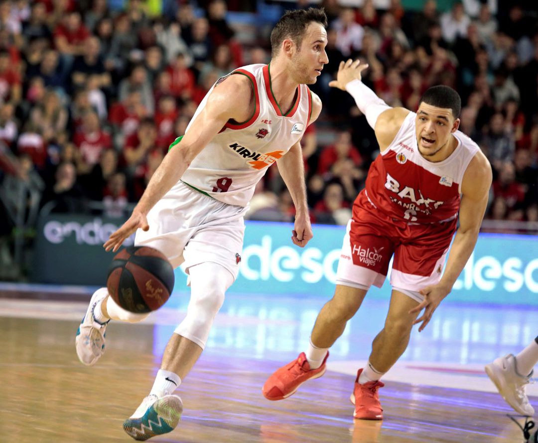 Marcelinho Huertas avanza ante la defensa de Gabriel Lundberg Marcelinho Huertas avanza ante la defensa de Gabriel Lundberg