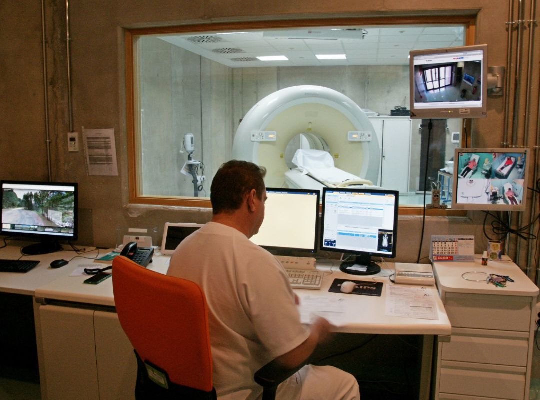 La Arrixaca es el primer hospital público del país en implantar un generador propio de galio 68, que permite mejorar el diagnóstico de cáncer endocrino y evita desplazamientos a los pacientes.
La Arrixaca es el primer hospital público del país en implantar un generador propio de galio 68, que permite mejorar el diagnóstico de cáncer endocrino y evita desplazamientos a los pacientes.