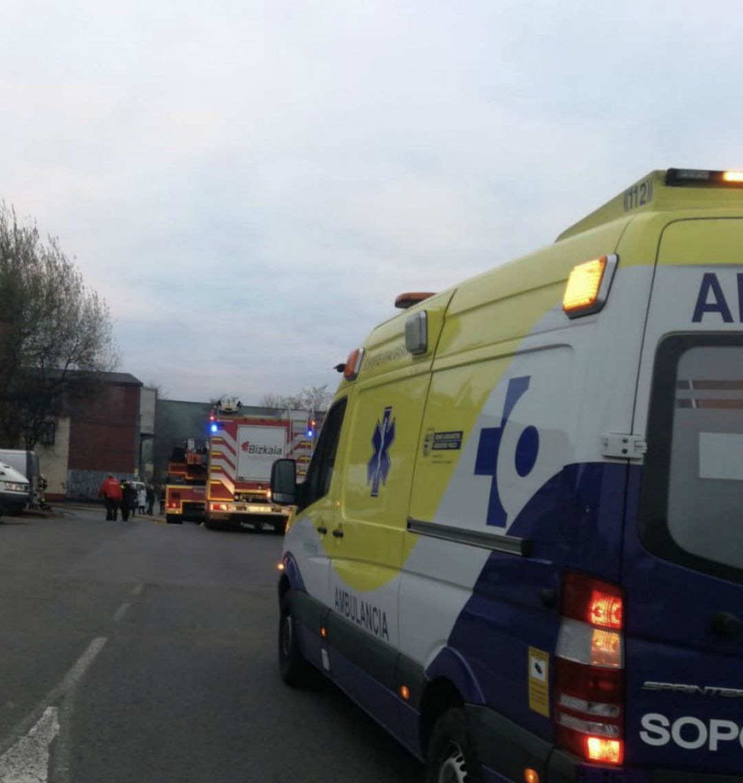 Cinco trabajadores intoxicados por humo al arder 300 kilos de Circonio en Mungia Cinco trabajadores intoxicados por humo al arder 300 kilos de Circonio en Mungia