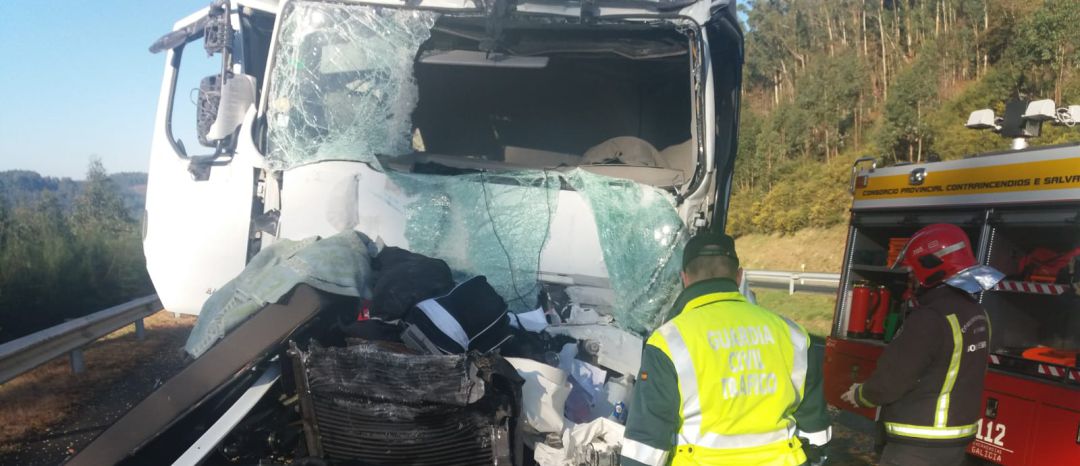 Un fallecido en un accidente entre dos camiones en Montesalgueiro Un fallecido en un accidente entre dos camiones en Montesalgueiro