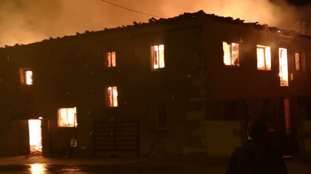 Dónde estaban los bomberos profesionales?