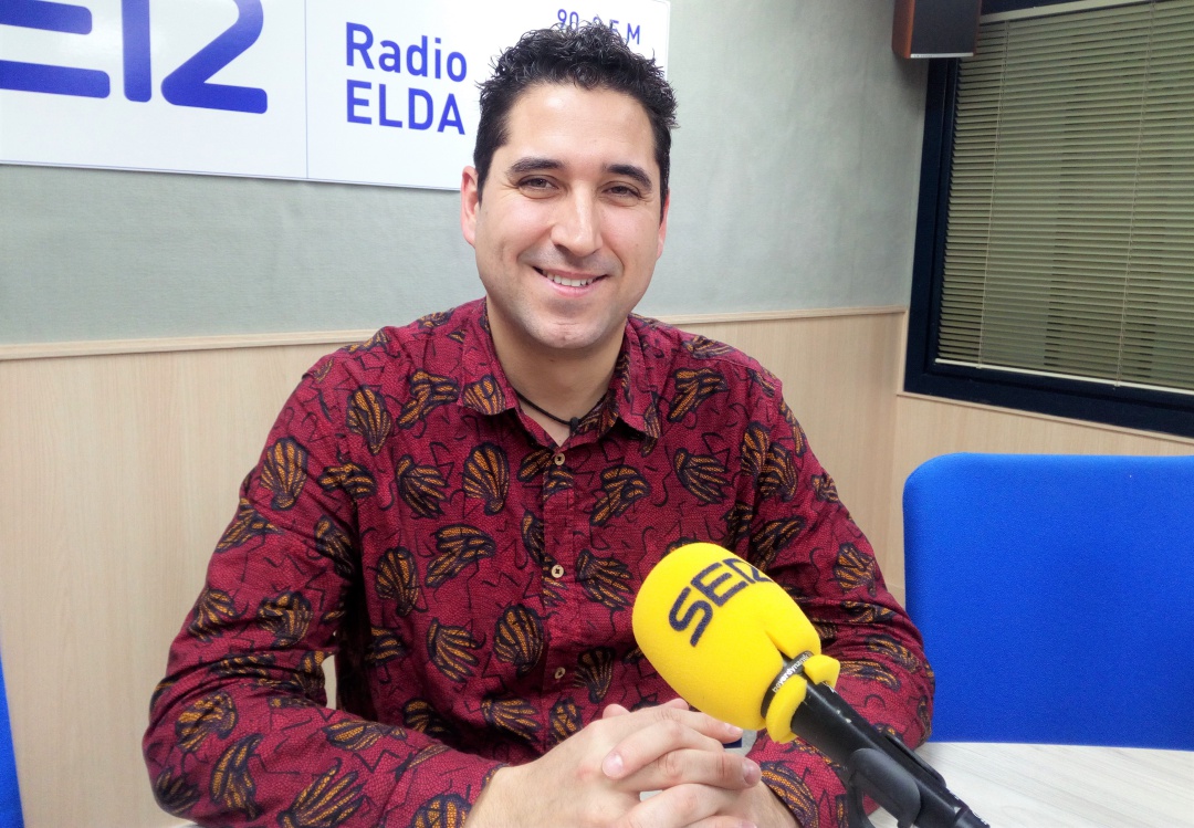 Ocar Navarro en el estudio de Radio Elda Ocar Navarro en el estudio de Radio Elda