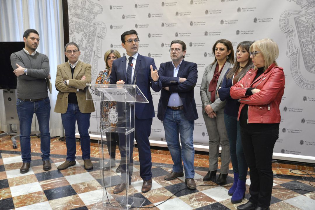 El alcalde de Granada, rodeado de los concejales del PSOE, anuncia planes de actuación para 2019 El alcalde de Granada, rodeado de los concejales del PSOE, anuncia planes de actuación para 2019