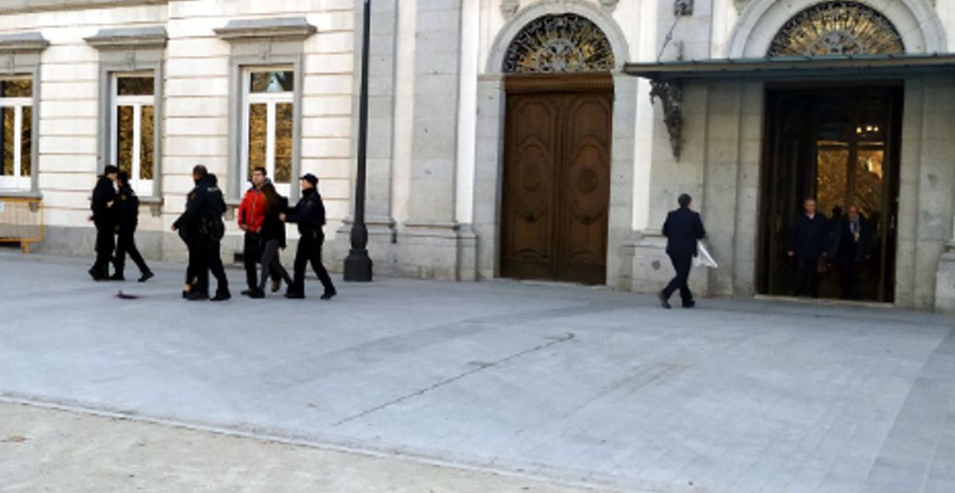 Imagen de los jóvenes en el momento del arresto Imagen de los jóvenes en el momento del arresto
