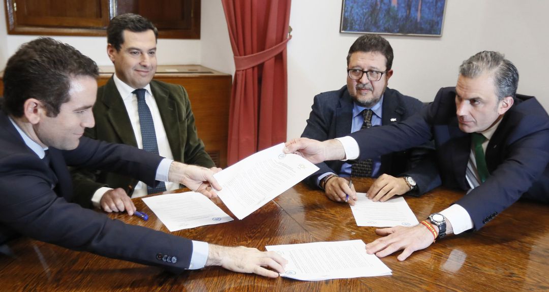 Los secretarios generales del PP, Teodoro García Egea, y de Vox, Francisco Javier Ortega Smith, intercambian unos documentos en presencia de los líderes andaluces del PP, Juanma Moreno y de Vox, Francisco Serrano. Los secretarios generales del PP, Teodoro García Egea, y de Vox, Francisco Javier Ortega Smith, intercambian unos documentos en presencia de los líderes andaluces del PP, Juanma Moreno y de Vox, Francisco Serrano.