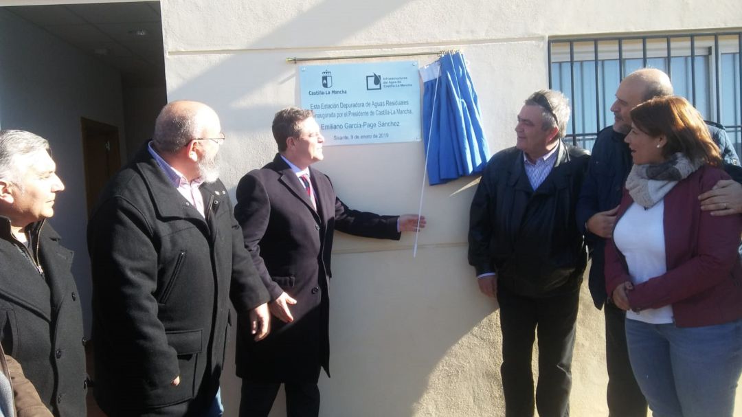 García-Page junto a los alcaldes de Pozoamargo, Sisante y Casas de Benítez durante la inauguración de las depuradoras. García-Page junto a los alcaldes de Pozoamargo, Sisante y Casas de Benítez durante la inauguración de las depuradoras.