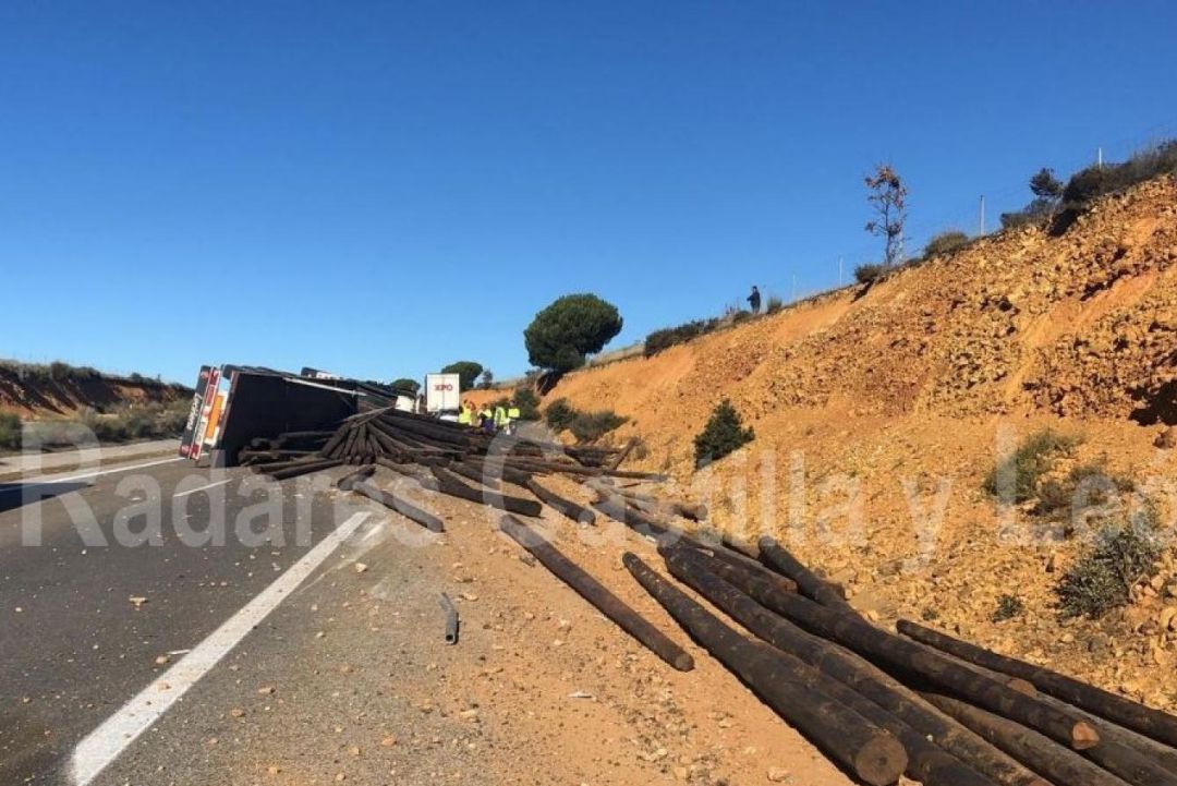 El vuelco de un camión corta la A6 a la altura de Brazuelo El vuelco de un camión corta la A6 a la altura de Brazuelo