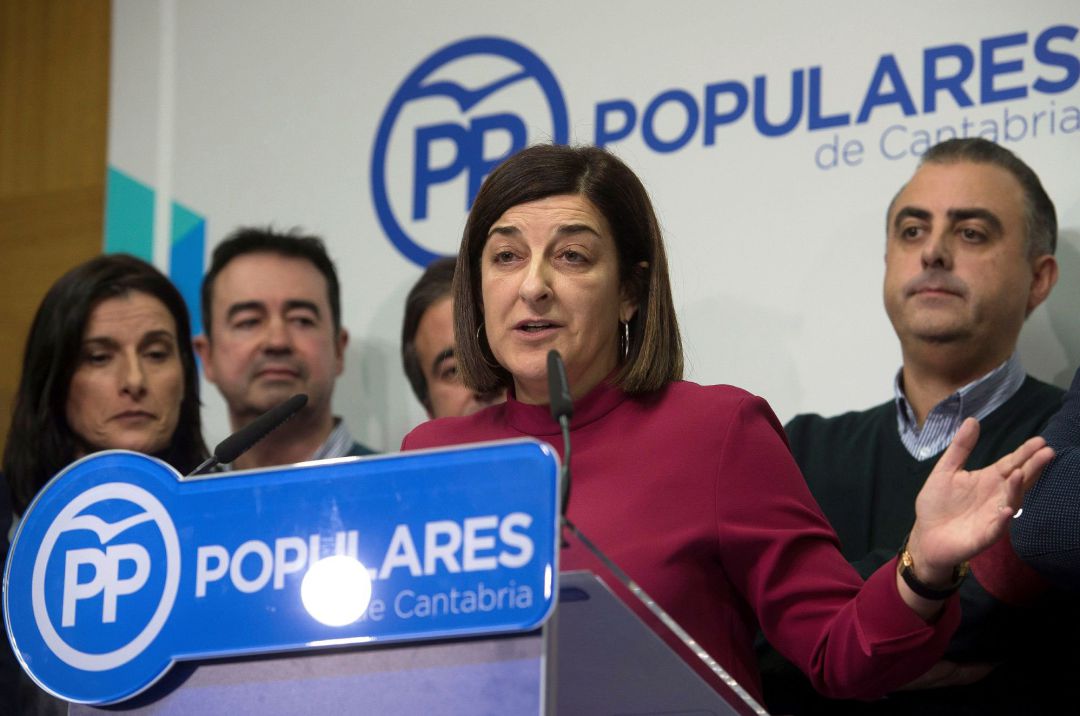 La presidenta del PP de Cantabria compareció en la noche del martes tras el Comité Ejecutivo de la formación en el que anunció su continuidad en el cargo. La presidenta del PP de Cantabria compareció en la noche del martes tras el Comité Ejecutivo de la formación en el que anunció su continuidad en el cargo.
