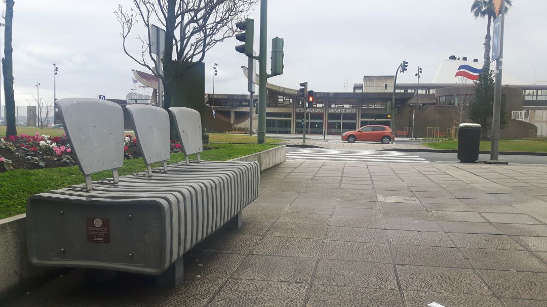 Imagen del banco fabricado con cápsulas de café de plástico recicladas ubicado en la Plaza de Cachavas de Santander. Imagen del banco fabricado con cápsulas de café de plástico recicladas ubicado en la Plaza de Cachavas de Santander.
