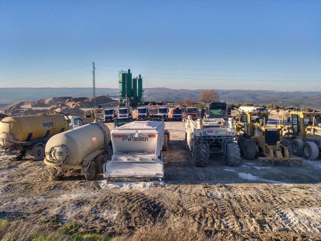 Maquinaria de las obras de construcción de la autovía junto al polígono Los Cuatro Álamos de Villacarrillo, imagen del Día de Reyes. Como este existen otros puntos de acopio, tanto en este municipio, como en Villanueva del Arzobispo y resto de tramos. Maquinaria de las obras de construcción de la autovía junto al polígono Los Cuatro Álamos de Villacarrillo, imagen del Día de Reyes. Como este existen otros puntos de acopio, tanto en este municipio, como en Villanueva del Arzobispo y resto de tramos.