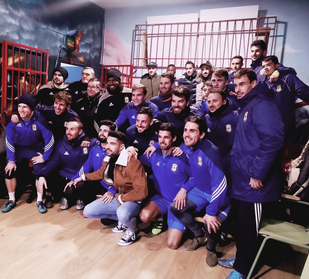 'Josito', en el centro en cuclillas, rodeado por sus compañeros y cuerpo técnico del Real Ávila 'Josito', en el centro en cuclillas, rodeado por sus compañeros y cuerpo técnico del Real Ávila