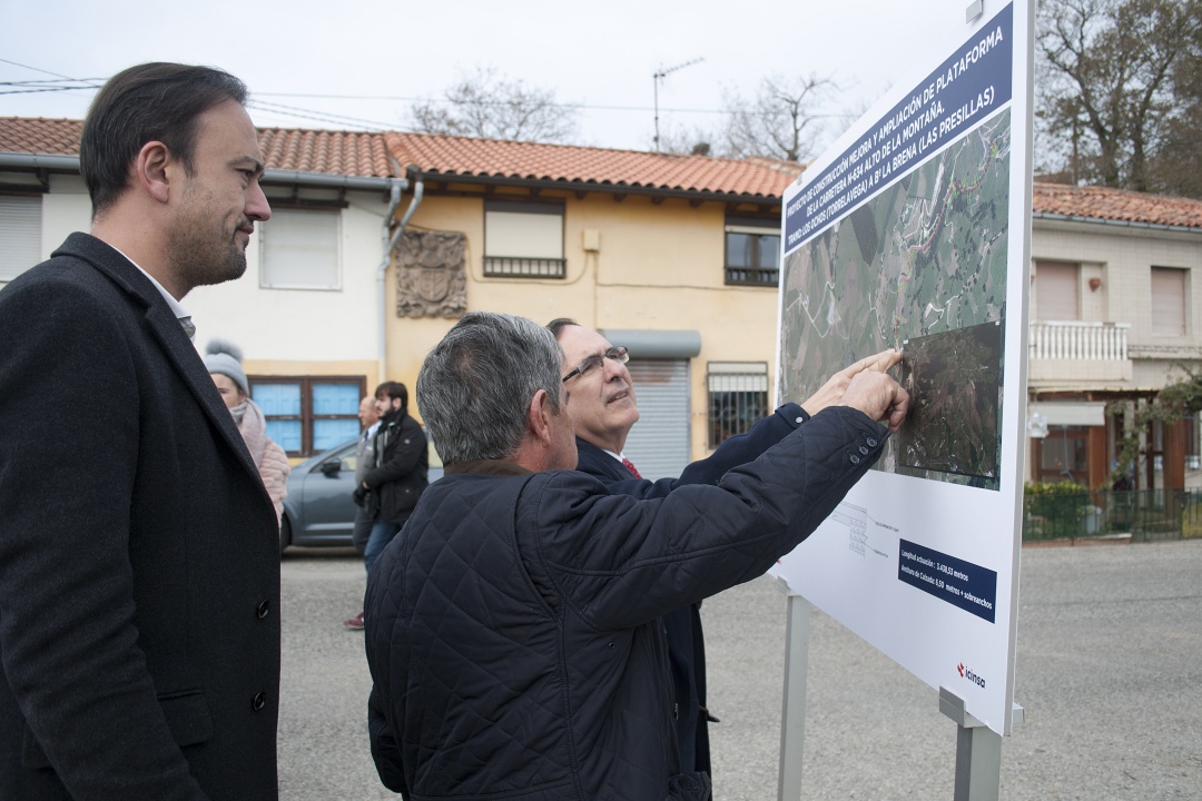Revilla, Cruz Viadero y Lopez Estrada ante una infografia del proyecto Revilla, Cruz Viadero y Lopez Estrada ante una infografia del proyecto