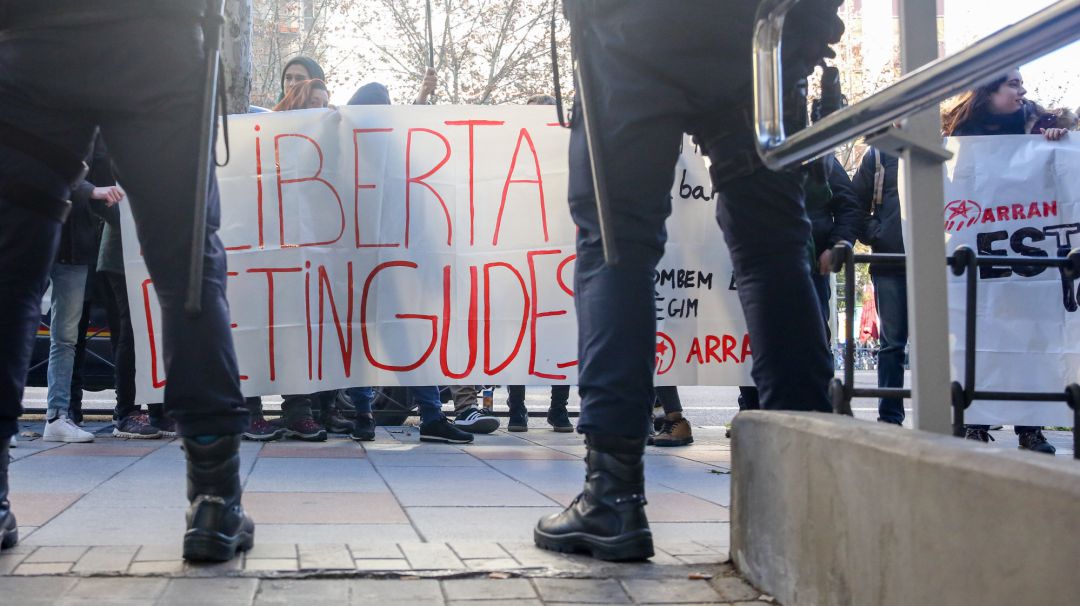 Manifestantes piden la liberación frente a los juzgados de Madrid Manifestantes piden la liberación frente a los juzgados de Madrid