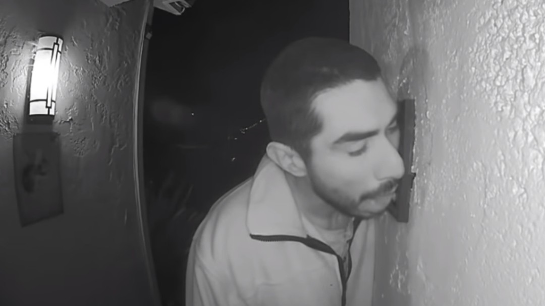 Un hombre lame el timbre de una casa de California durante tres horas