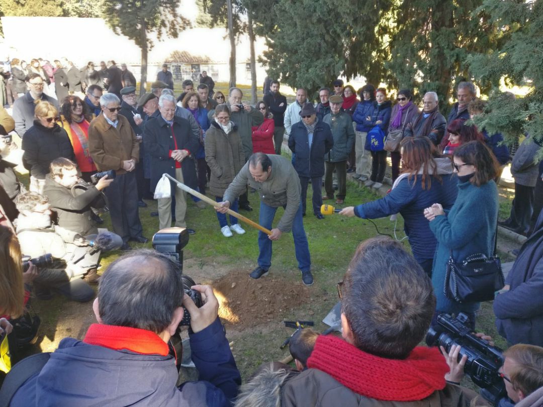 Acto símbolico en el que los familiares de las Víctimas del Franquismo enterradas en el Cementerio de La Salud comienzan los trabajos de exhumación. Acto símbolico en el que los familiares de las Víctimas del Franquismo enterradas en el Cementerio de La Salud comienzan los trabajos de exhumación.