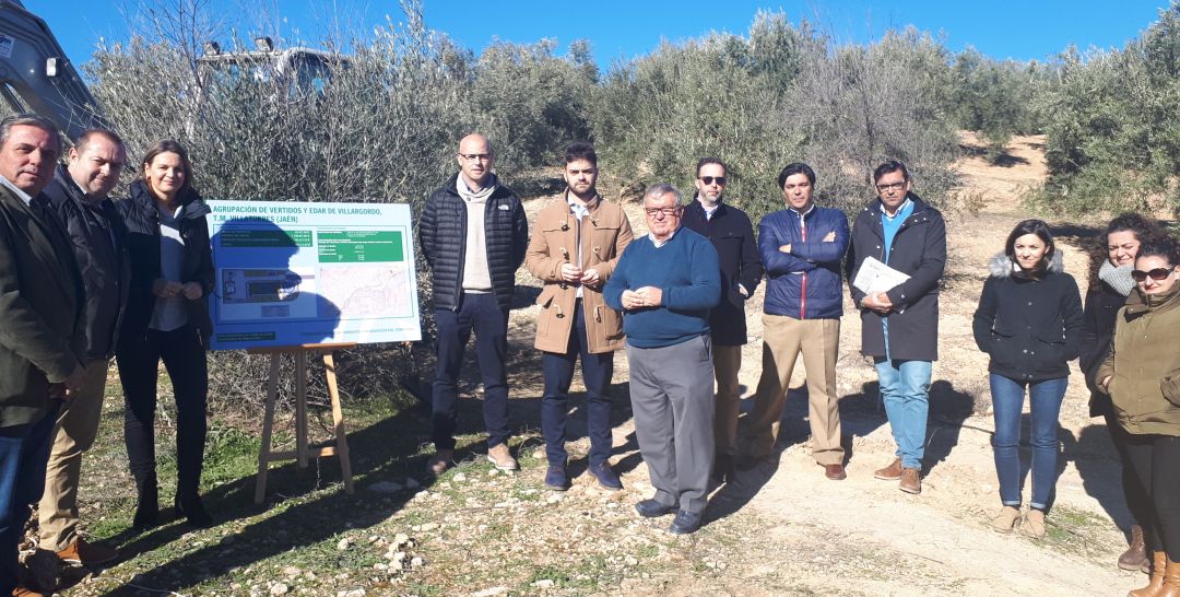 Responsables políticos y técnicos durante la colocación de la primera piedra de la depuradora de Villargordo. Responsables políticos y técnicos durante la colocación de la primera piedra de la depuradora de Villargordo.
