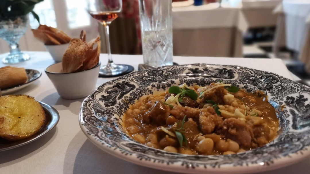 El restaurante del hotel de Tornería se estrena con la cocina gitana como reclamo