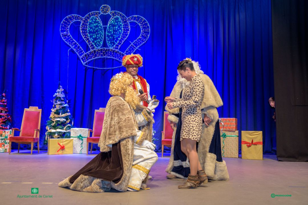 Momento en el que el Rey Gaspar le pide matrimonio a su novia Momento en el que el Rey Gaspar le pide matrimonio a su novia