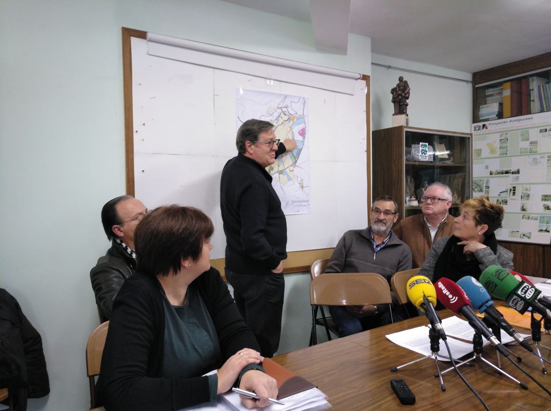 Javier Gutiérrez explica la distribución del suelo en el mapa del PGOU, junto a los integrantes de la rueda de prensa de los 7 colectivos sociales Javier Gutiérrez explica la distribución del suelo en el mapa del PGOU, junto a los integrantes de la rueda de prensa de los 7 colectivos sociales