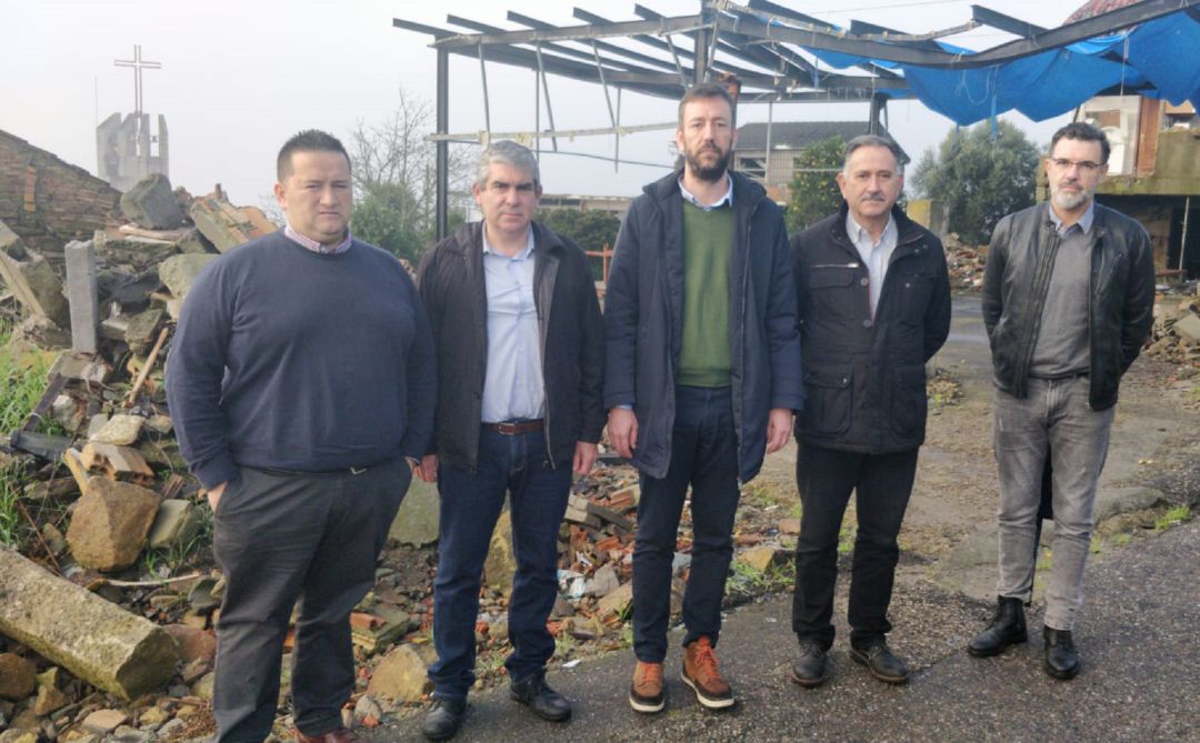 El alcalde Carlos Vázquez Padín (centro) en la zona de Paramos (Tui). El alcalde Carlos Vázquez Padín (centro) en la zona de Paramos (Tui).