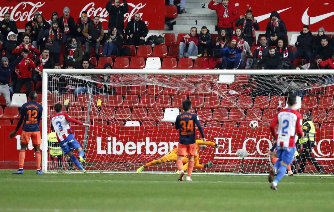 El defensa del Sporting, Francisco Javier García-Noblejas (2i), tras batir al guardameta del Valencia, Jaume Domenech, consiguiendo el primer gol del equipo asturiano durante el encuentro correspondiente a la ida de los octavos de final de la Copa del Rey que disputan esta noche en estadio de El Molinón-Quini, en Gijón. El defensa del Sporting, Francisco Javier García-Noblejas (2i), tras batir al guardameta del Valencia, Jaume Domenech, consiguiendo el primer gol del equipo asturiano durante el encuentro correspondiente a la ida de los octavos de final de la Copa del Rey que disputan esta noche en estadio de El Molinón-Quini, en Gijón.