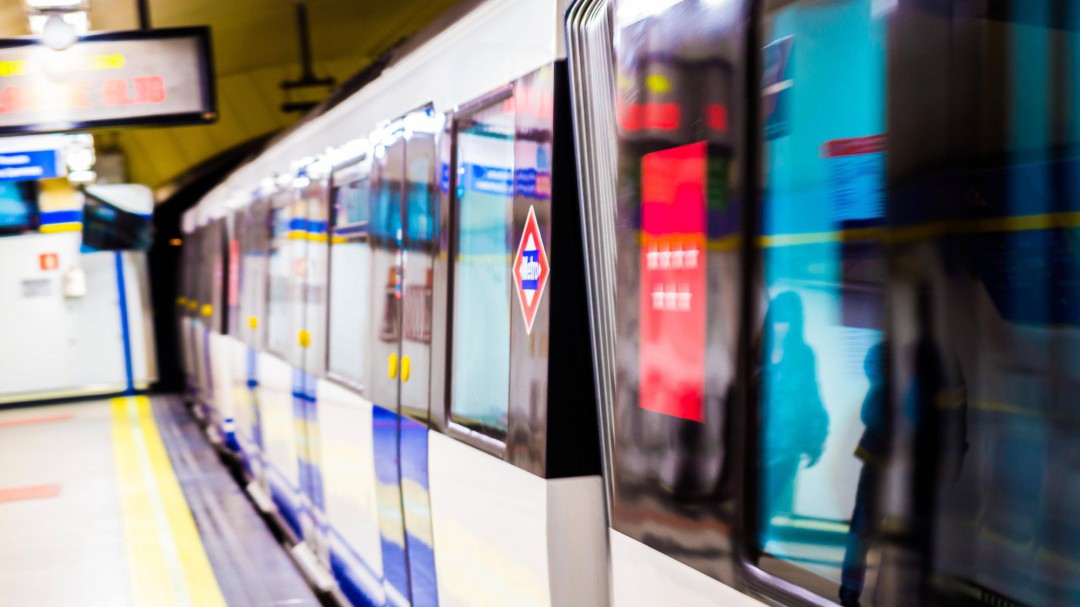Grafiteros pintan un tren de Metro ente La Moraleja y Marqués de la Valdavia