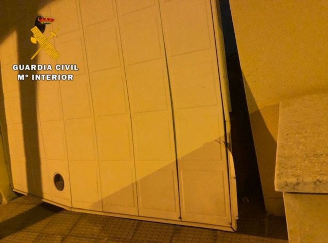 Puerta del garaje de la vivienda robada Puerta del garaje de la vivienda robada